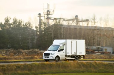 Kargo aracı kırsal alanda seyahat ediyor.