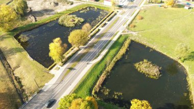 Kırsal göletlerin ve sokakların sonbahar manzarası