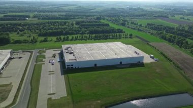 Kamyon rıhtımı olan modern sanayi deposu