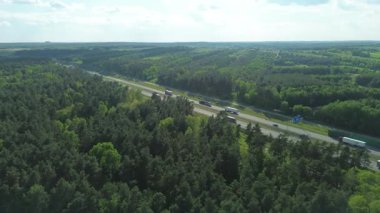 Yeşil ortamda otoyoldaki arabalar