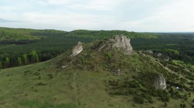 Yoğun ormanlarla çevrili büyük kaya oluşumu
