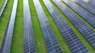 Yeşil alandaki güneş panelleri
