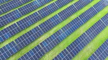 Alternatif enerji panelleri çatıda.