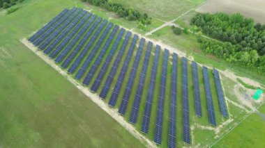 Yenilenebilir güneş panelleri çimenlerin üzerine yayıldı