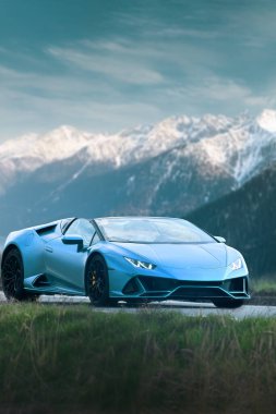 LED ışıkları yolda olan lüks bir süper araba.