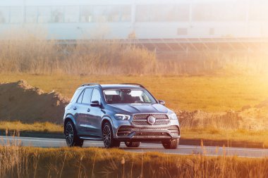 SUV endüstriyel inşaat alanının yanından geçiyor