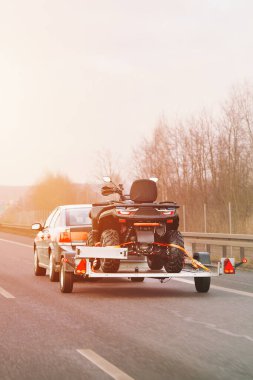 Off-road macerası için karavanda dörtlü bisiklet