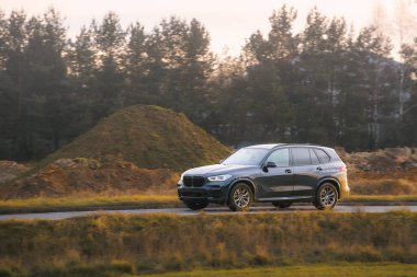 Yolda dört tekerli küçük bir araba var.