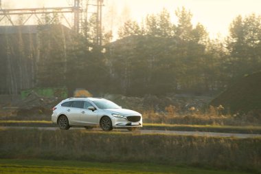 Açık hava aracı manzaralı kırsal alanda seyahat ediyor.