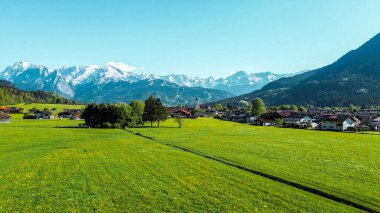 Alp Vadisi 'nde mavi gökyüzü olan bir köy