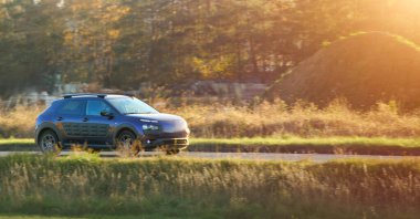 Kırsal alanda yeşil araba sürüyor