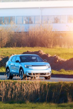 Dışarıdaki ortamda elektrikli araba.