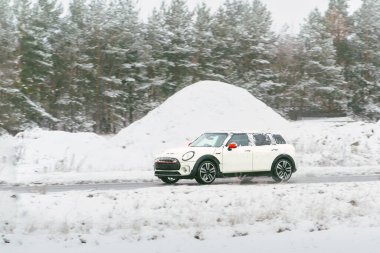 Karda giden modern hibrit araba