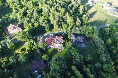 Geniş evleri ve yeşil çimenleri olan lüks bir banliyö mahallesi