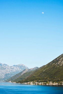 Bulutlu ufku olan sakin alp gölü