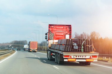 Çekici kamyonunda kürek ekipmanı olan traktör.