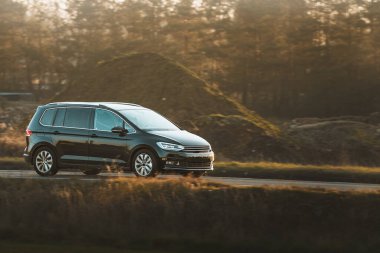 Trafikle yol arasında gidip gelen bir minivan
