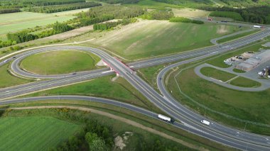 Şehir ortamında çevre yolu rampaları ve kavşak