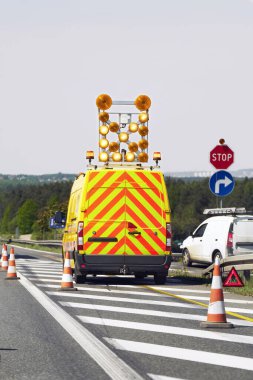Trafik konileri olan otoyol bakım kamyonu.