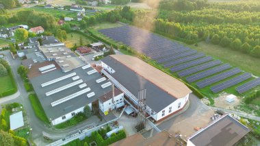 Doğada güneş enerjisi sistemi olan bir fabrika.