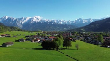 Dağ çiftçiliği arazisindeki geleneksel ahırlar