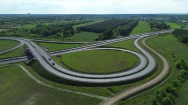 Otoyol manzaralı arabalar ve kamyonlar