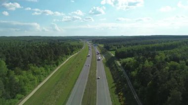 Yeşil ortamda otoyoldaki arabalar