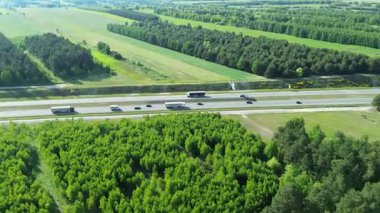 Ormanın kırsal kesiminde havadan çevre yolu