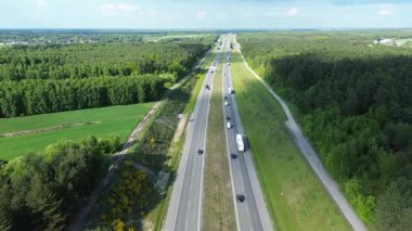 Yeşil ormandaki yüksek otoyol manzarası