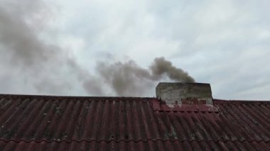 Kalın duman kırmızı çatıdan yükseliyor