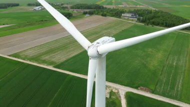 Kırsal tarım arazileri üzerinde dönen rüzgar türbini