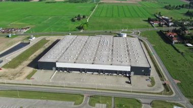 Ticari binalar ve çevre tarım arazileri