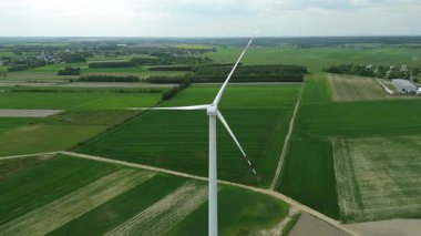 Yazın kırsal kesimde elektrik türbini