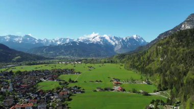 Dramatik dağlarla kaplı köy manzarası