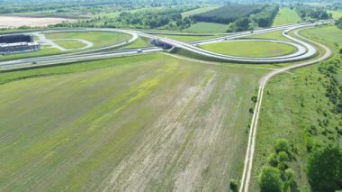 Kırsal yolda giden araba ve kamyonlar