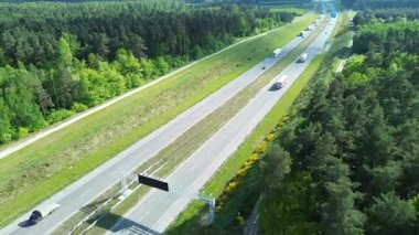 Yeşil arazide yoldaki araçlar