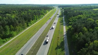 Doğa ve otoyolun aşağı manzarası