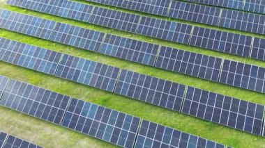 Alternatif enerji panelleri çatıda.