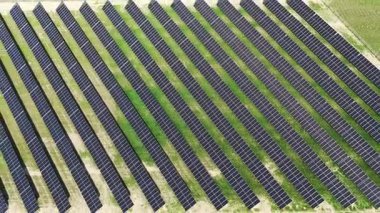 Güneş panelleri yeşil ortamda hizalandı