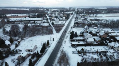 Kış manzarasında karla kaplı kırsal otoyol