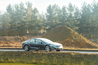 Kırsal yolda son model bir sedan.