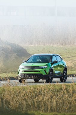 Yeni lüks SUV arabasının ön görüntüsü