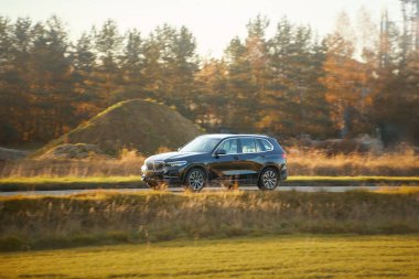 Manzaralı köy yolunda giden SUV.