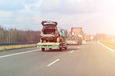 Çarpışan bir araç taşıyan çekici.