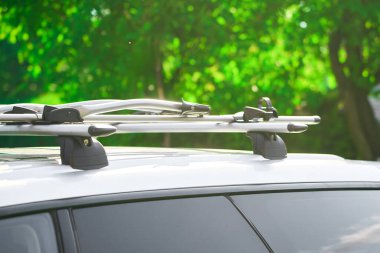 Aracın çatısına monte edilmiş bisiklet parkı