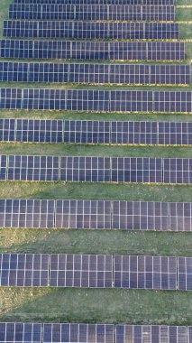 Güneş enerjisi santralinin dikey hava görüntüsü