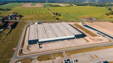 Yeşil arazide büyük bir depolama tesisi