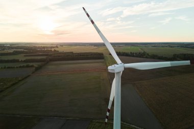 Akşam karanlığında kırsal bir alanda rüzgar türbinleri