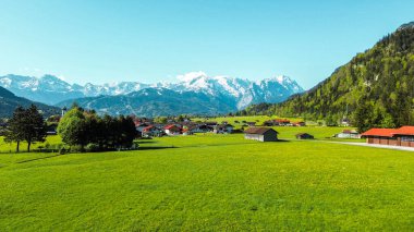 Ormanlık tepeleri olan güneşli dağlık bir bölge