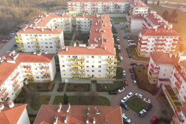 Düzenli yerleşim planı ve yolları olan düşük katlı konut alanları